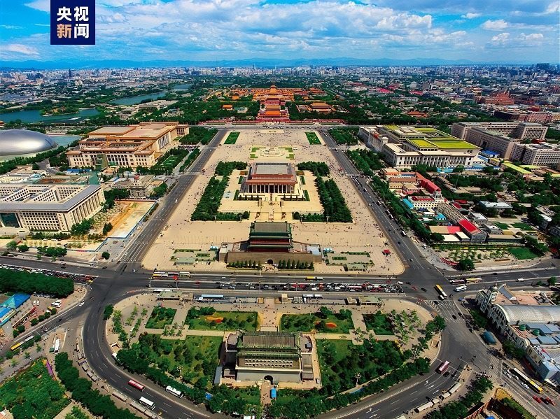 △全長7.8公里的北京中軸線上，分布有鐘鼓樓、景山、故宮等15處遺產(chǎn)構成要素。