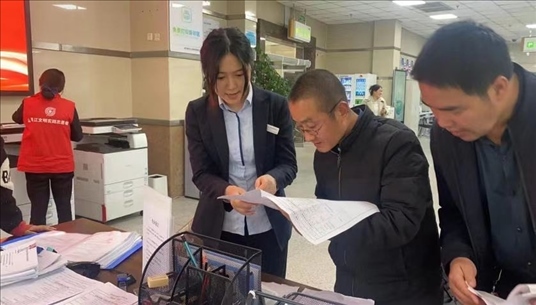 四川省成都市溫江區(qū)市場監(jiān)管局工作人員為群眾提供幫辦服務。圖片來源：人民網(wǎng)四川頻道