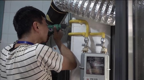 北京市石景山區(qū)工作人員上門安裝燃氣管道。圖片來源：北京市石景山區(qū)委組織部