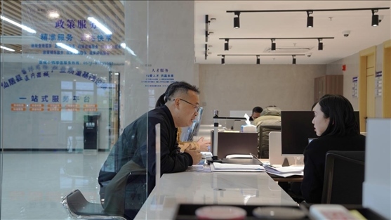 浙江省臺州市辦事群眾在政務服務中心咨詢業(yè)務辦理相關問題。圖片來源：人民網(wǎng)浙江頻道