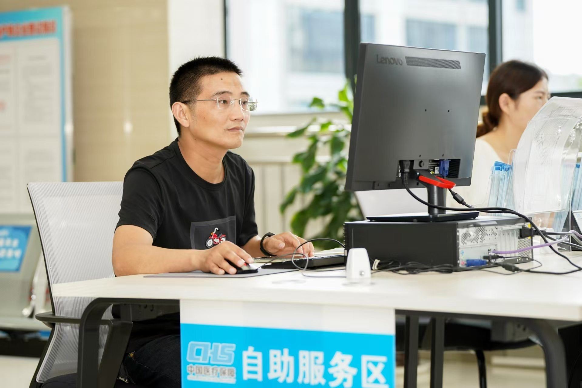 安徽省池州市市民在政務服務大廳自助辦理業(yè)務。圖片來源：人民網(wǎng)安徽頻道