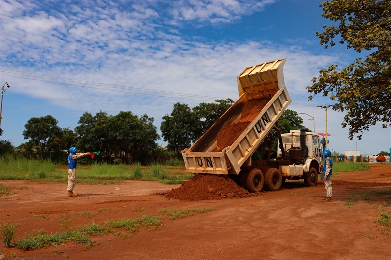 圖6-進行作業(yè)示范（孫千攝）