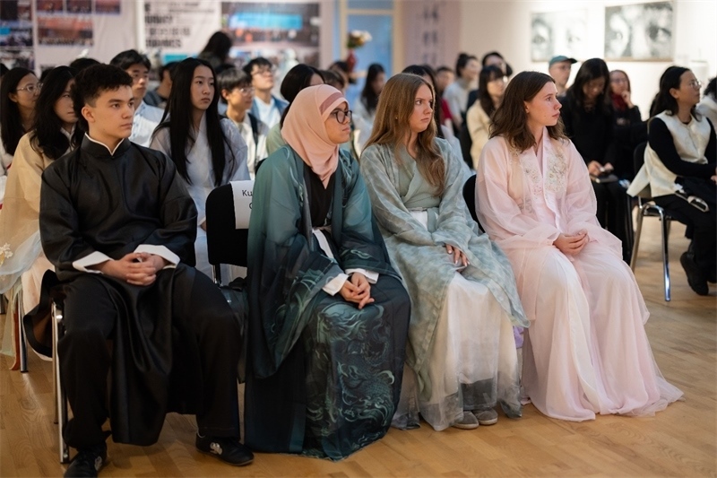 參加《時(shí)光流韻·中國(guó)戲劇藝術(shù)服飾展》的中國(guó)文化愛好者。 斯德哥爾摩中國(guó)文化中心供圖