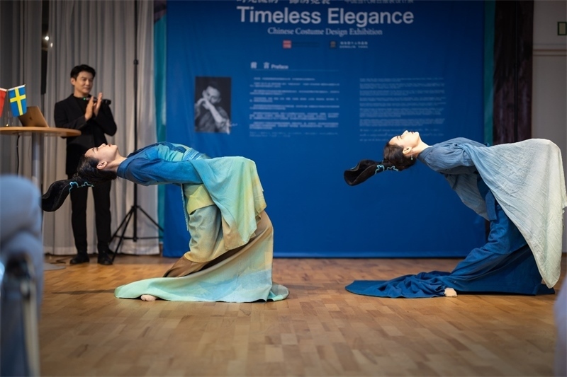 當(dāng)?shù)厝A人舞社成員表演《只此青綠》。斯德哥爾摩中國(guó)文化中心供圖