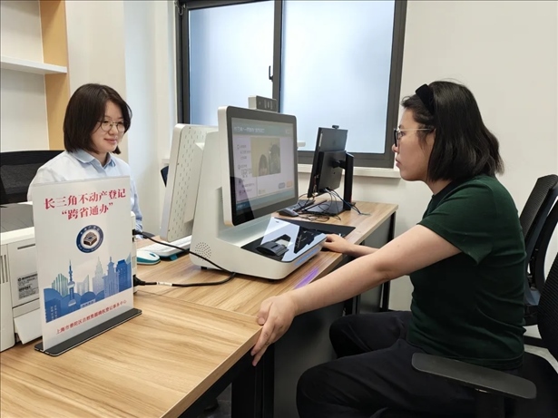 王女士在上海市普陀區(qū)自然資源確權登記事務中心辦理“跨省通辦”業(yè)務。圖片來源：微信公眾號“上海市普陀區(qū)政務服務中心”