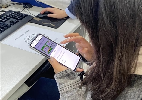 趙女士用手機掃碼預約幫辦服務。圖片來源：微信公眾號“上海市普陀區(qū)政務服務中心”