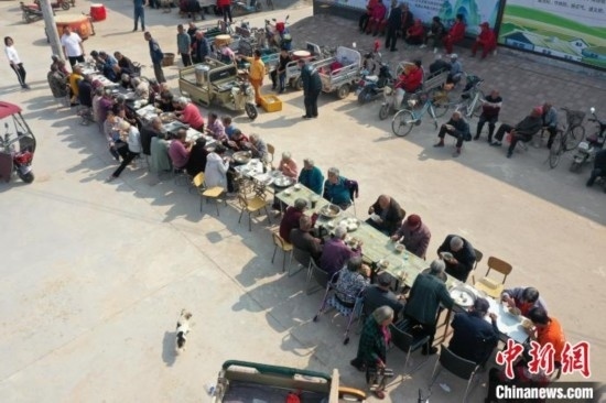 河北深州逾百名老人同吃“愛心宴”迎重陽(yáng)節(jié)