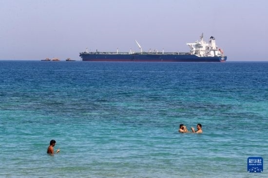 這是10月8日在埃及蘇伊士灣拍攝的行駛中的船只。新華社記者 隋先凱 攝