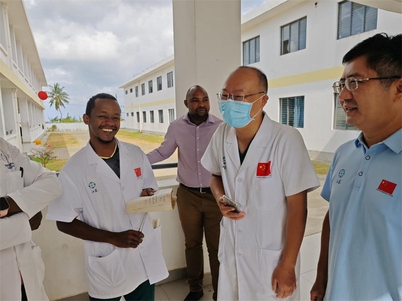 中桑醫(yī)護(hù)人員合作愉快。中國援桑醫(yī)療隊(duì) 供圖