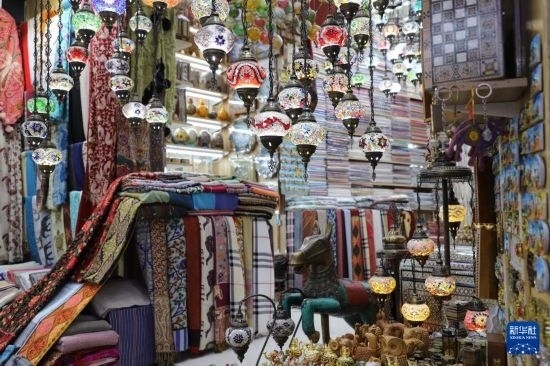 這是10月8日在阿曼首都馬斯喀特的穆特拉市集拍攝的一家店鋪。新華社記者 汪強(qiáng) 攝