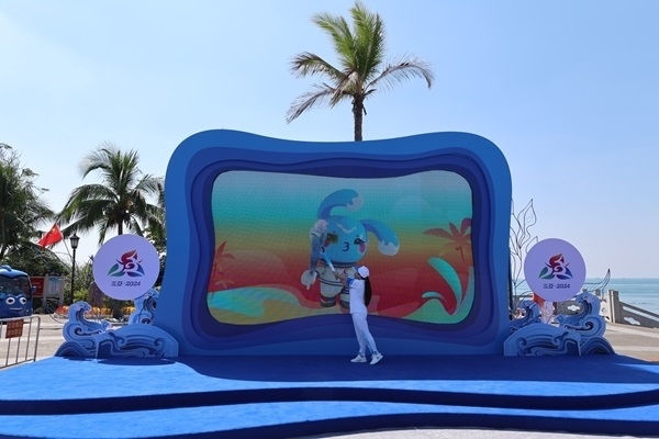 第12棒火炬手“點(diǎn)燃”現(xiàn)場(chǎng)大屏幕上運(yùn)動(dòng)會(huì)吉祥物“吉貝”手中的火炬。主辦方供圖