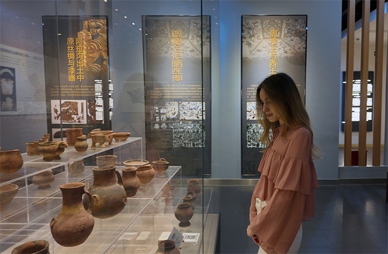 麗娜在吐魯番博物館參觀。劉妍希攝