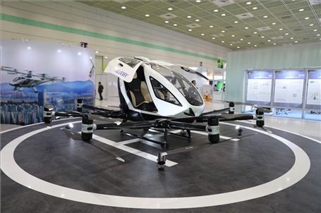 “智慧生活周”博覽會上展出的低空飛行器。人民網(wǎng)記者 莽九晨攝