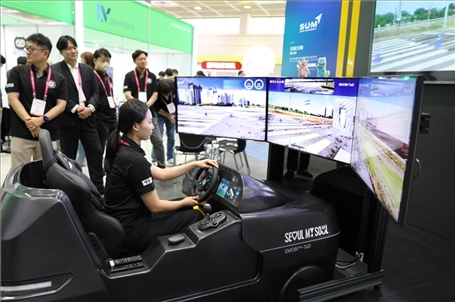 “智慧生活周”博覽會上展示的模擬駕駛系統(tǒng)。人民網(wǎng)記者 莽九晨攝