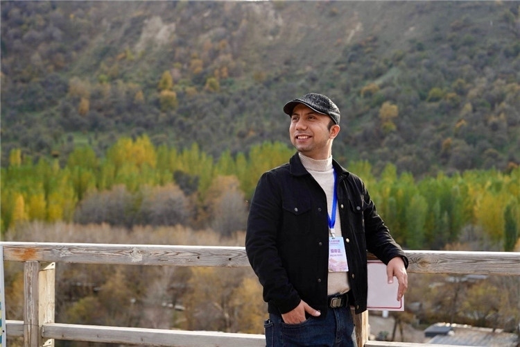 阿布德吾力參加“萬人說新疆”優(yōu)秀作者媒體行活動留影。受訪者供圖