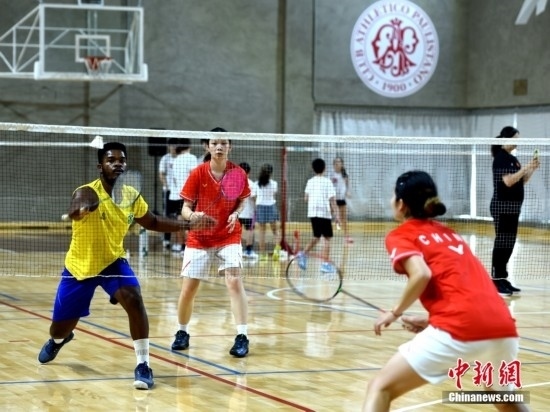 當(dāng)?shù)貢r(shí)間10月12日，巴西圣保羅，中國(guó)高校羽毛球代表團(tuán)和巴西羽毛球協(xié)會(huì)運(yùn)動(dòng)員切磋球技。 