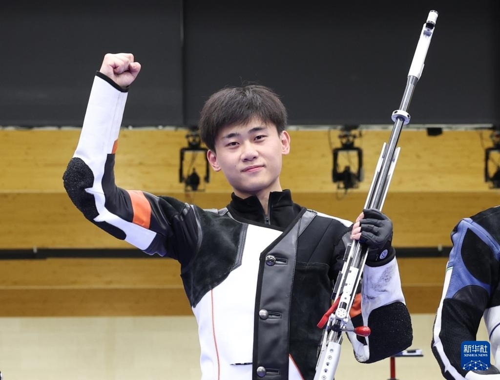 8月1日，在法國沙托魯舉行的巴黎奧運(yùn)會射擊男子50米步槍三姿決賽中，中國選手劉宇坤奪得冠軍。圖為劉宇坤在奪冠后慶祝。新華社記者 張帆 攝