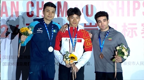 伍鵬（中）奪得男子速度項目冠軍。主辦方供圖