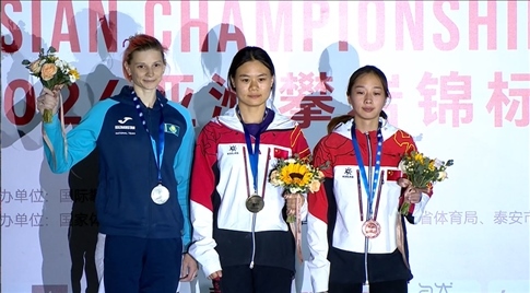 女子速度項目蒙世雪（中）奪冠，周婭菲（右）獲季軍。主辦方供圖
