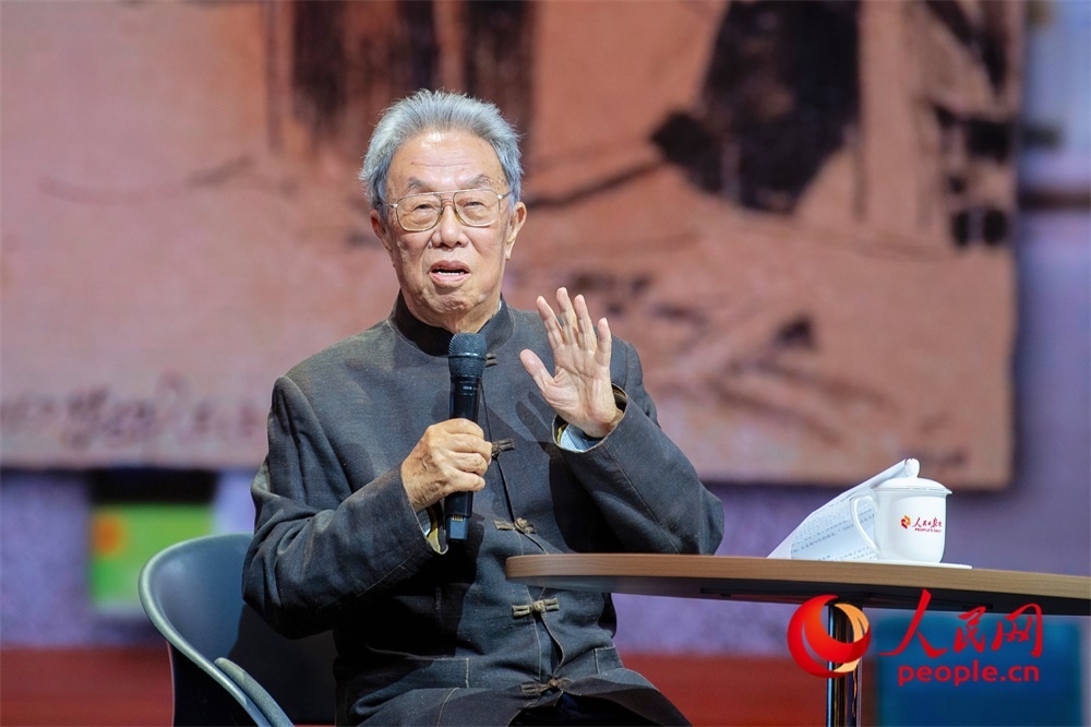 王蒙以《與時(shí)代同行 與人民同心》為題演講。人民網(wǎng)記者 翁奇羽攝