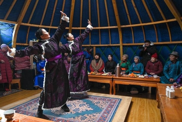 2023年12月21日，烏蘭牧騎隊(duì)員在內(nèi)蒙古阿其圖烏拉蘇木進(jìn)行舞蹈表演。