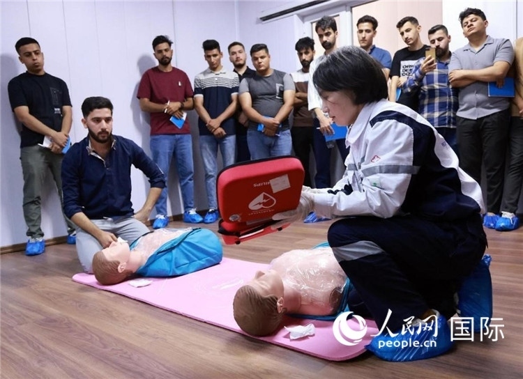 新進(jìn)油田工作的伊拉克大學(xué)生在接受急救培訓(xùn)。人民網(wǎng)記者管克江攝