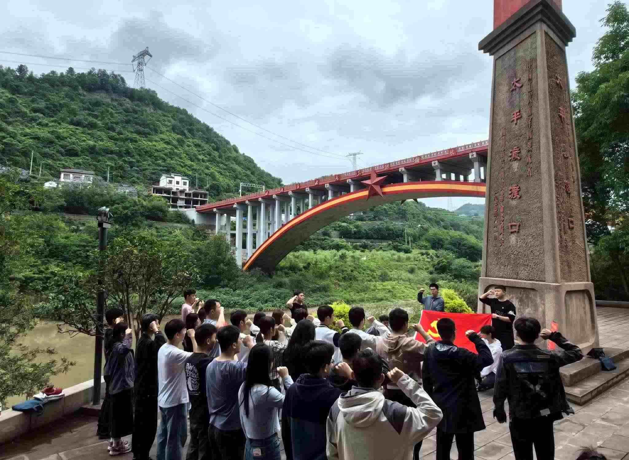 師生重溫入黨誓詞。校方供圖