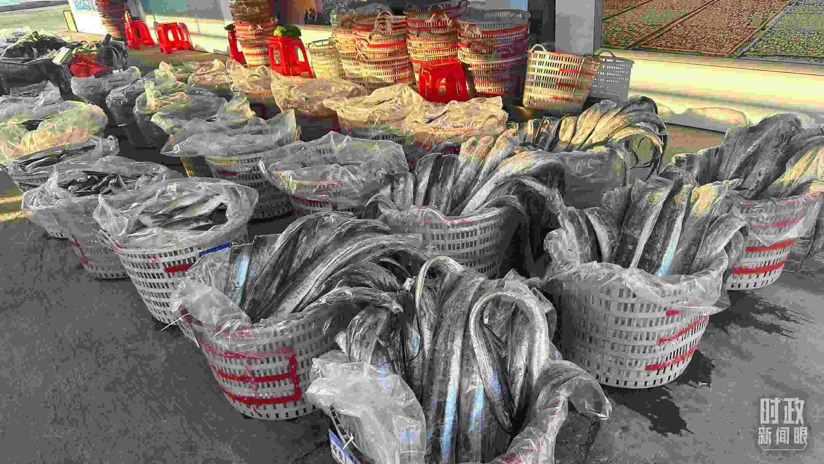 △澳角村的海產(chǎn)品。（總臺(tái)央視記者覃思拍攝）