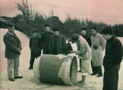 谷文昌（左一）與工程技術(shù)人員解決地下水供給（資料照片）。谷文昌帶領(lǐng)群眾修建了22座水庫(kù)和705處永久性水利工程，緩解了東山縣水資源極度缺乏的難題。