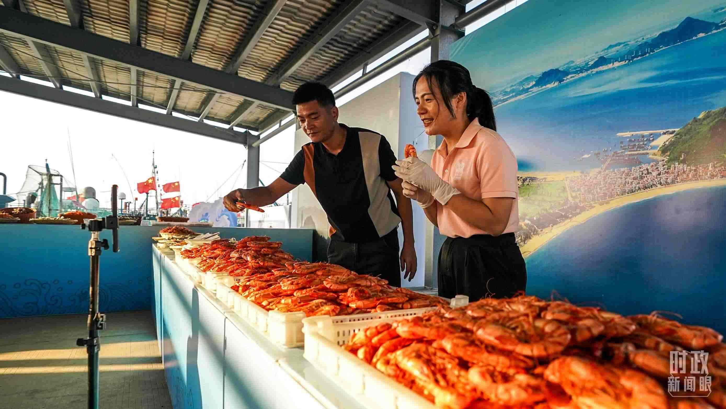 △正在直播賣貨的澳角村村民。（總臺(tái)記者李晉拍攝）