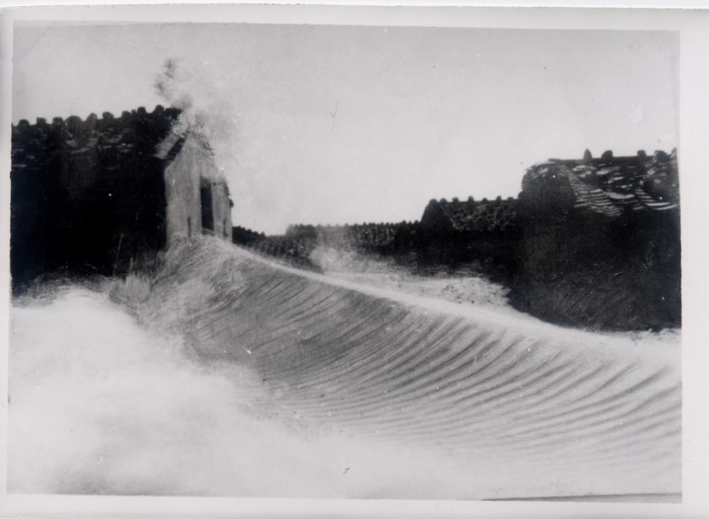 昔日的東山島風(fēng)沙掩埋部分村民村舍（資料照片）。
