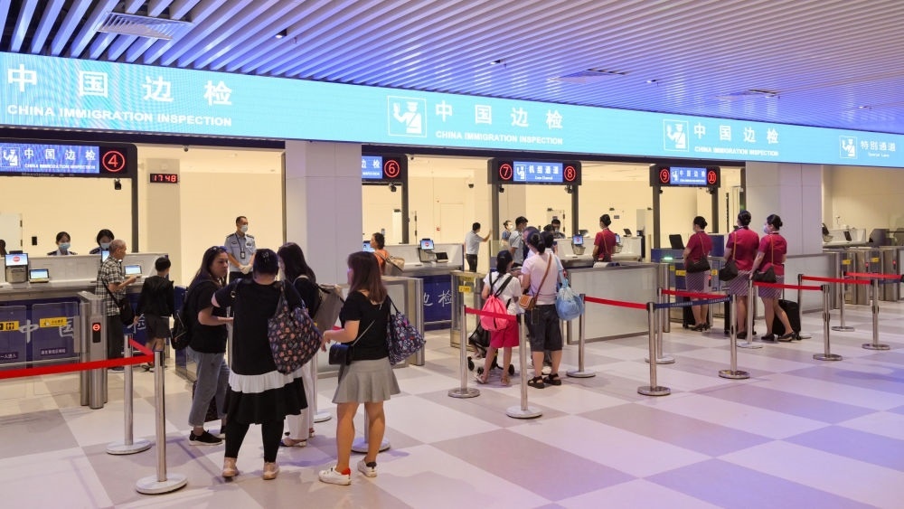 2023年7月26日，旅客在三亞鳳凰國際機場國際航站樓有序通關。三亞鳳凰國際機場國際航站樓改擴建項目主體工程已于2023年7月1日完工并投入使用，該項目是海南自貿(mào)港首個主體工程完工并投入使用的封關運作項目。《海南自由貿(mào)易港建設總體方案》明確，海南將在2025年前適時啟動全島封關運作。