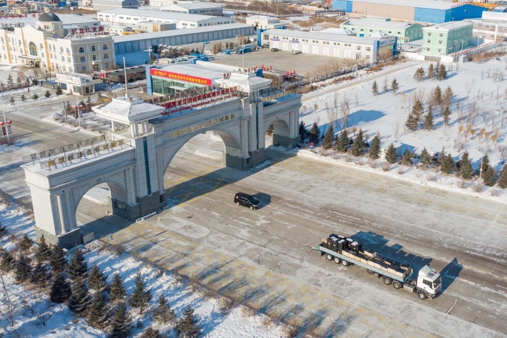 這是中國（黑龍江）自由貿(mào)易試驗區(qū)黑河片區(qū)（2024年1月31日攝，無人機照片）。2023年，該自貿(mào)片區(qū)外貿(mào)進出口總值達244.82億元，實現(xiàn)增幅56.9%，引進外資企業(yè)16家，直接利用外資127.3萬美元，同比增長27.3%。