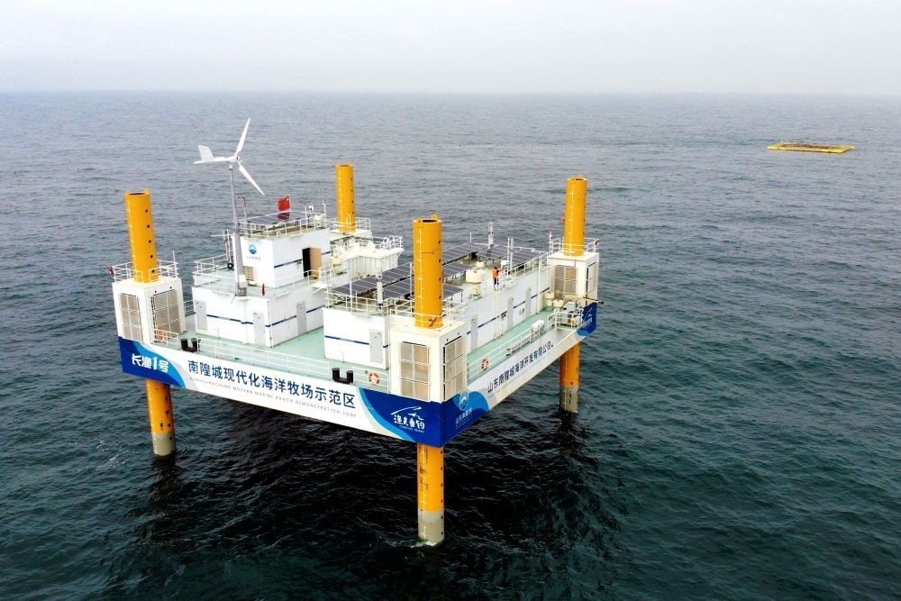 這是應用5G技術的山東長島綜合試驗區(qū)南隍城國家級海洋牧場示范區(qū)海上平臺（2020年8月8日攝，無人機照片）。中國（山東）自由貿(mào)易試驗區(qū)設立以來，一系列大膽試、大膽闖、自主改的政策逐步落實，制度創(chuàng)新打通堵點、釋放活力，成為深化對外開放、發(fā)展海洋經(jīng)濟的重要抓手。