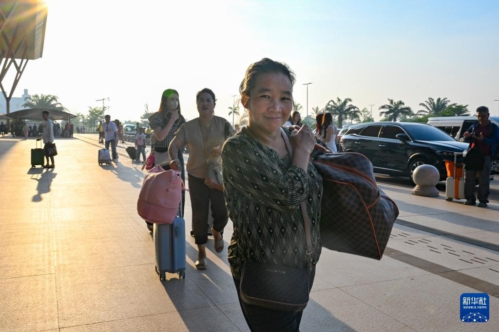 這是10月12日在老撾萬象中老鐵路萬象站拍攝的一名女子。新華社記者 程一恒 攝