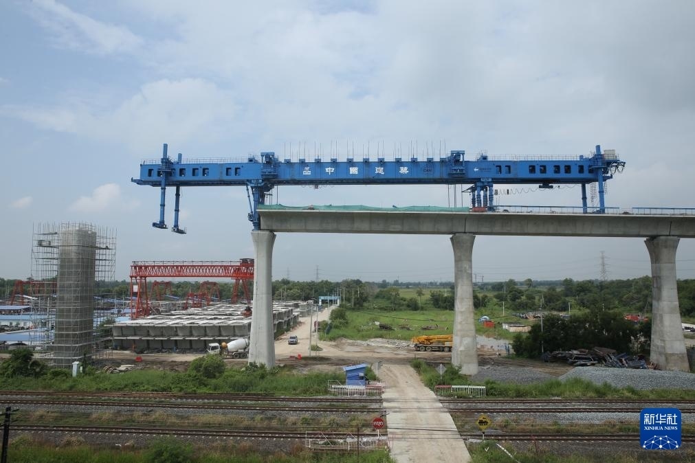 這是10月11日拍攝的位于泰國大城府的中泰高鐵項目4-3標段施工現(xiàn)場。新華社記者 孫瑋彤 攝