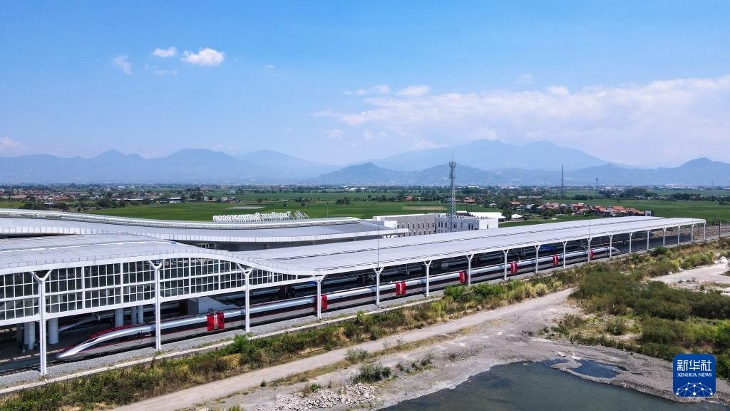 9月13日，在印度尼西亞萬隆德卡魯爾站，雅萬高鐵高速動車組列車?？吭谡九_上（無人機照片）。新華社記者 徐欽 攝