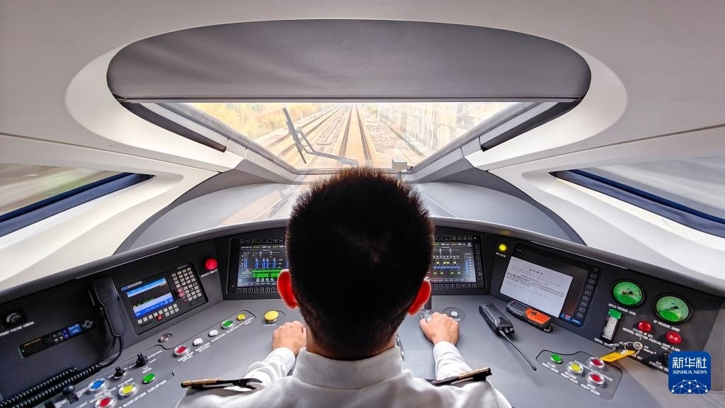 9月12日，司機駕駛高速動車組列車行駛在雅萬高鐵上（手機照片）。新華社記者 徐欽 攝