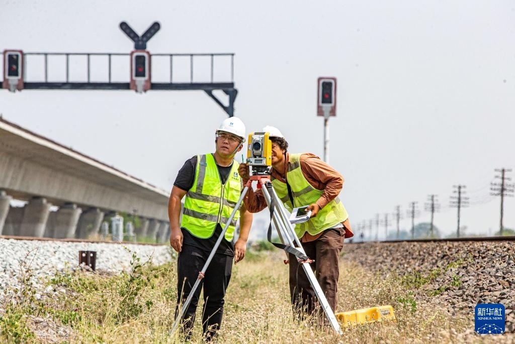 5月1日，在泰國大城府，中泰高鐵項目工作人員在施工現(xiàn)場勘查。新華社記者 王騰 攝