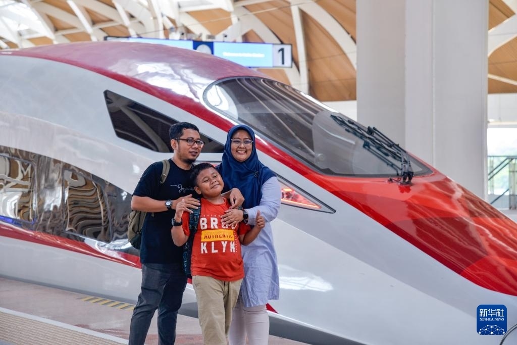 4月17日，在印度尼西亞雅加達哈利姆站站臺，乘客和雅萬高鐵高速動車組列車合影。新華社記者 徐欽 攝