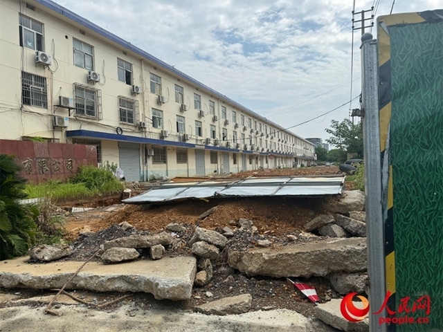 長富大道北側(cè)輔路在進(jìn)行強(qiáng)電遷改項目。人民網(wǎng)記者 邱燁攝