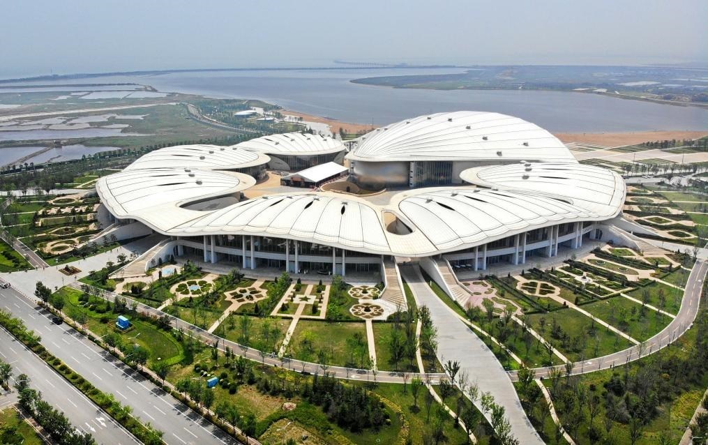位于中國—上海合作組織地方經(jīng)貿(mào)合作示范區(qū)的青島·上合之珠國際博覽中心（2024年7月18日攝，無人機照片）。新華社記者李紫恒攝