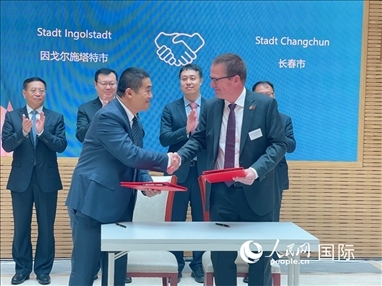 （10月16日，第十屆巴伐利亞中國日在慕尼黑舉行。圖為簽約儀式現(xiàn)場。人民網(wǎng)記者劉赫攝）