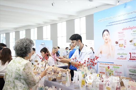 活動現(xiàn)場，泰國華僑中醫(yī)院工作人員向來訪者介紹養(yǎng)生產品。人民網(wǎng)記者楊一攝