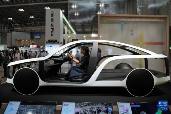 這是10月17日在日本千葉縣舉行的日本高新技術(shù)博覽會(huì)上拍攝的，索尼公司展示的概念車模型。新華社記者 錢錚 攝