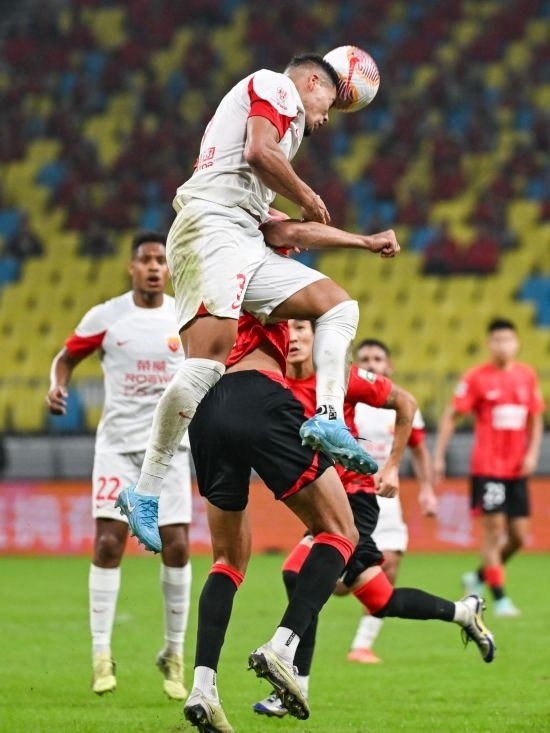 10月18日，上海海港隊球員蔣光太（上）在比賽中和成都蓉城隊球員費利佩（下）爭頂。新華社記者 王曦 攝