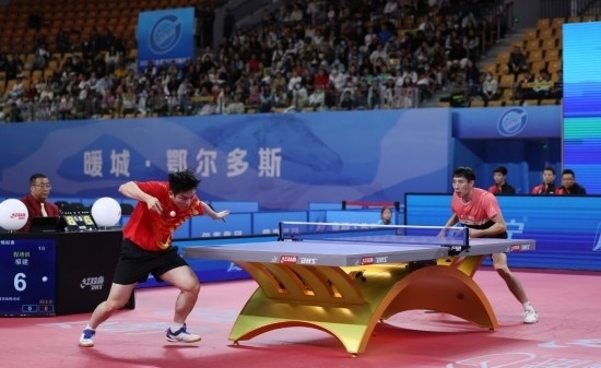 10月18日，上海隊(duì)選手樊振東（左）在單打比賽中發(fā)球。他3:2戰(zhàn)勝福建隊(duì)選手程靖淇。新華社記者 王楷焱 攝