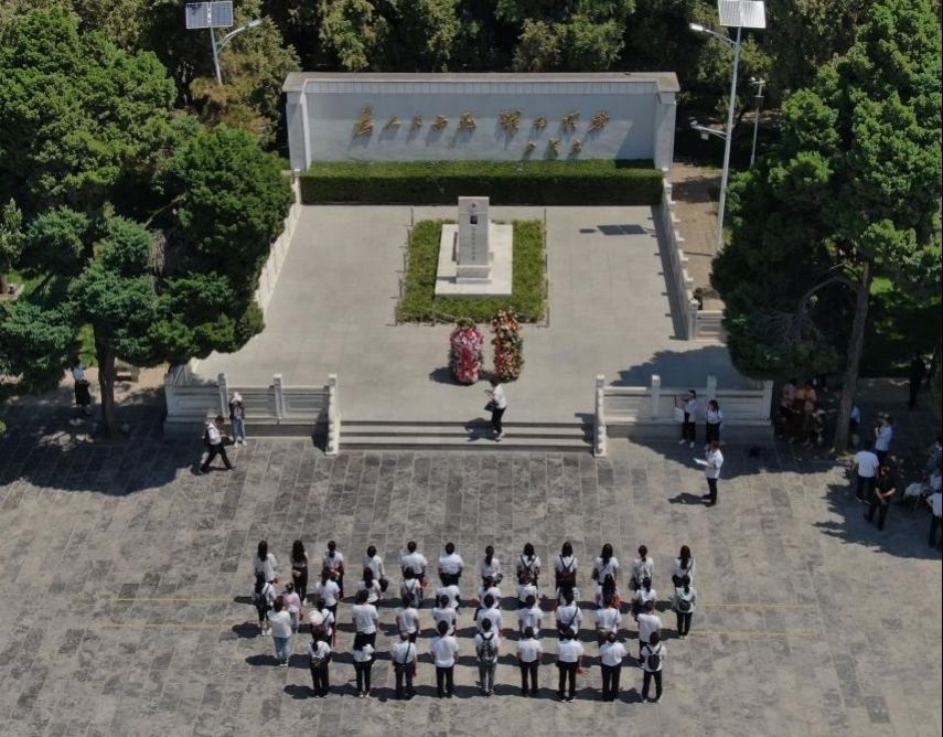 2021年6月24日，參觀者在位于河南省蘭考縣的焦裕祿紀(jì)念園瞻仰焦裕祿烈士墓（無人機照片）。新華社記者 李安 攝