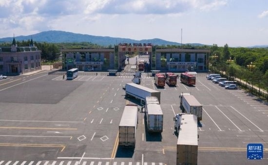 2019年6月22日，往返于中國和俄羅斯的貨車在中俄琿春口岸前排隊等待通關（無人機照片）。