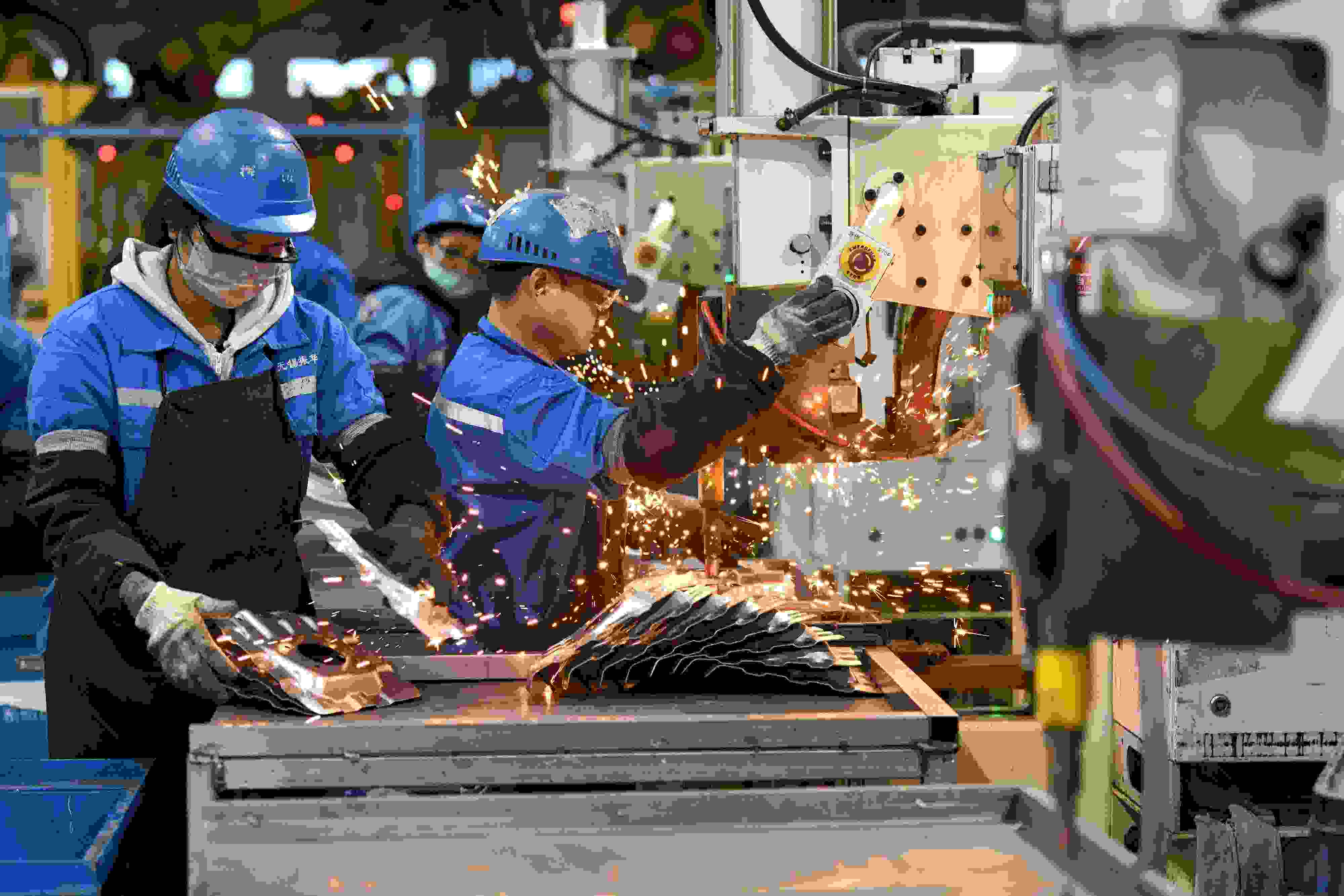 2023年2月7日，福建省寧德市蕉城區(qū)一家汽車(chē)零部件生產(chǎn)企業(yè)的生產(chǎn)線上一派繁忙景象。